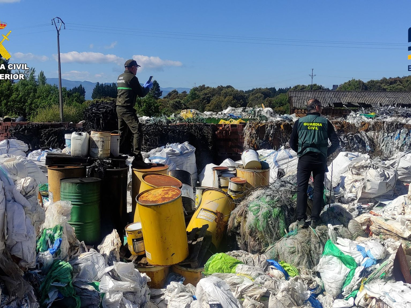 Es geht um mindestens 41.000 Tonnen Plastikmüll. (Foto Handout) - Foto: --/Guardia Civil /dpa