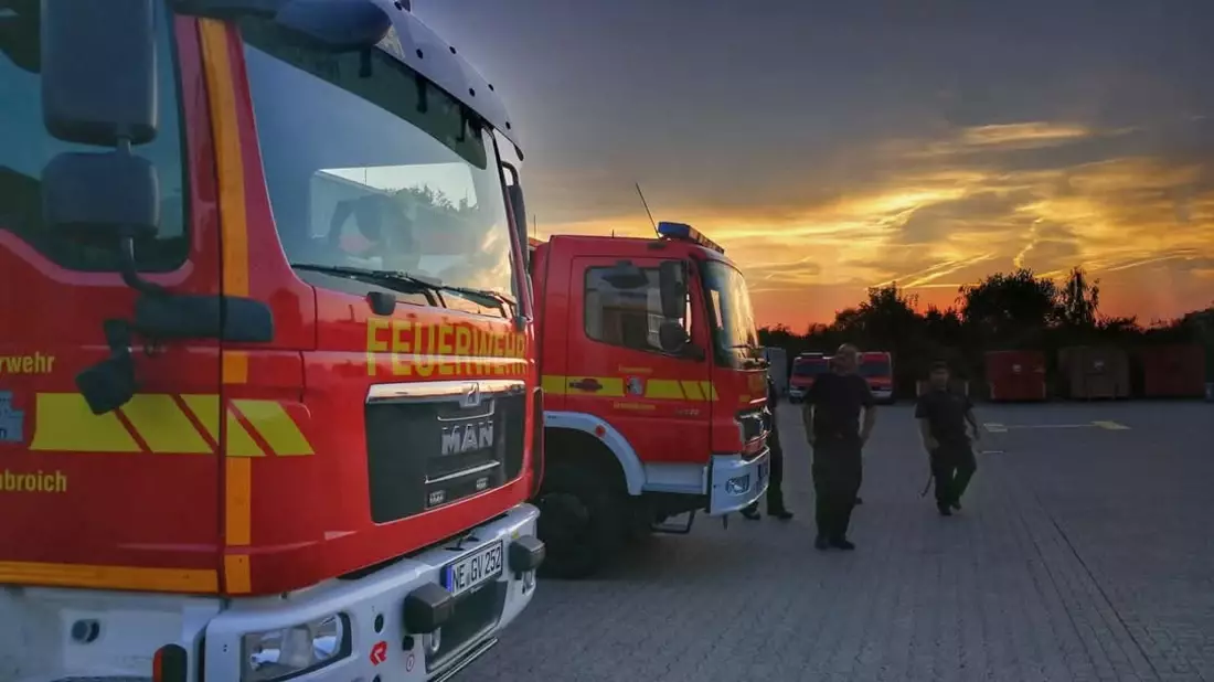 FW Grevenbroich: Feuerwehr sucht Gleitschirmflieger im Kraftwerk Neurath - Bild: presseportal.de