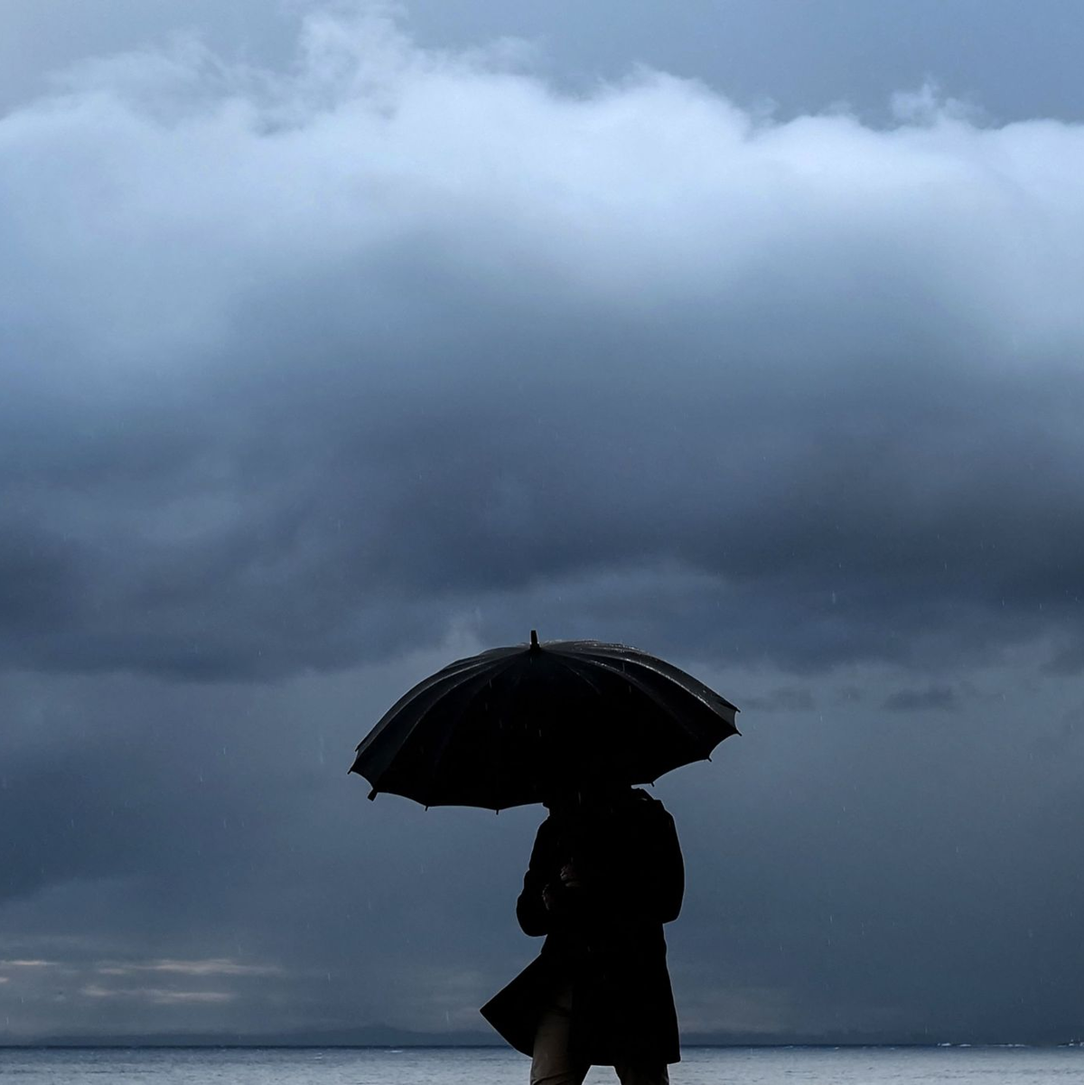 Heftiger Regen fällt an der bei Urlaubern beliebten französischen Mittelmeerküste. (Symbolfoto) - Foto: Valery Hache/AFP/dpa