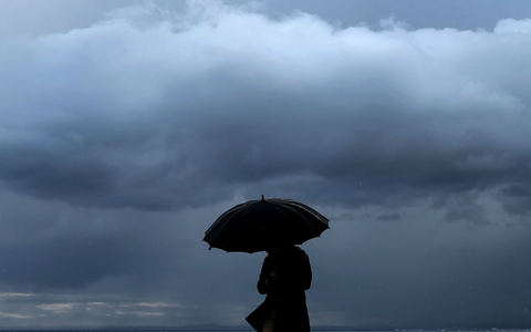 Heftiger Regen fällt an der bei Urlaubern beliebten französischen Mittelmeerküste. (Symbolfoto) - Foto: Valery Hache/AFP/dpa