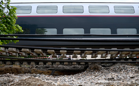 Dieser Zug musste anhalten, weil der Schotter unter den Schienen nach heftigen Regenfällen wegbrach. - Foto: Christophe Archambault/AFP/dpa