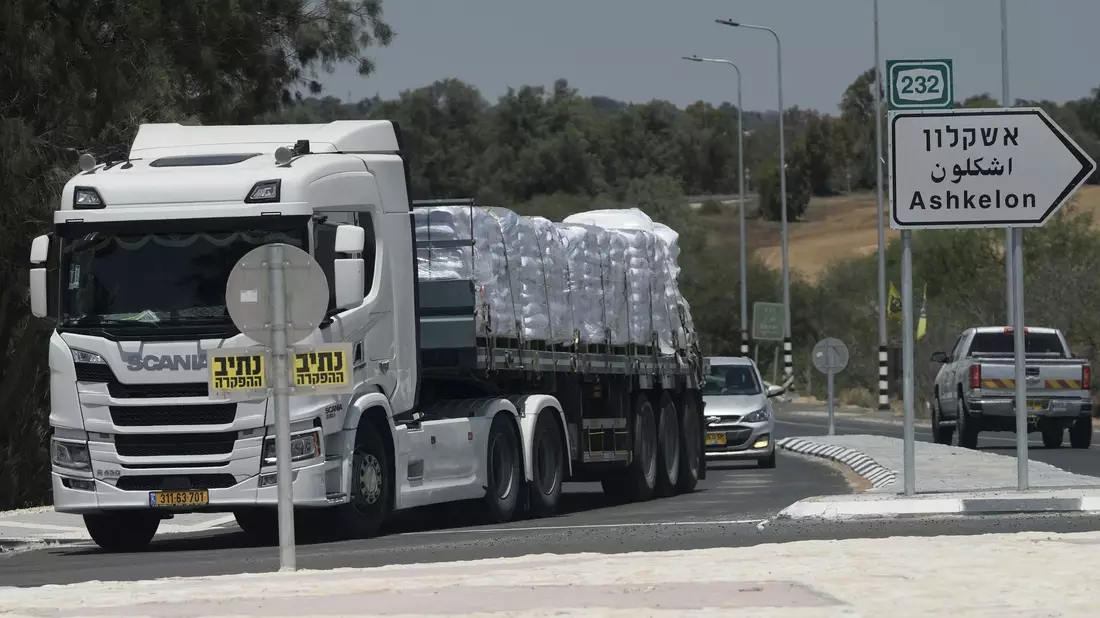 Die Vereinten Nationen haben die Zusage von Israel, dass 100 weitere Lastwagen mit Hilfsgütern in den Gazastreifen fahren dürfen. - Bild: Maya Alleruzzo/AP/dpa