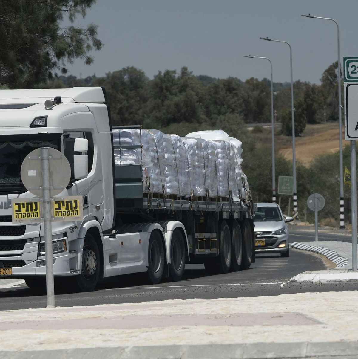 Die Vereinten Nationen haben die Zusage von Israel, dass 100 weitere Lastwagen mit Hilfsgütern in den Gazastreifen fahren dürfen. - Foto: Maya Alleruzzo/AP/dpa