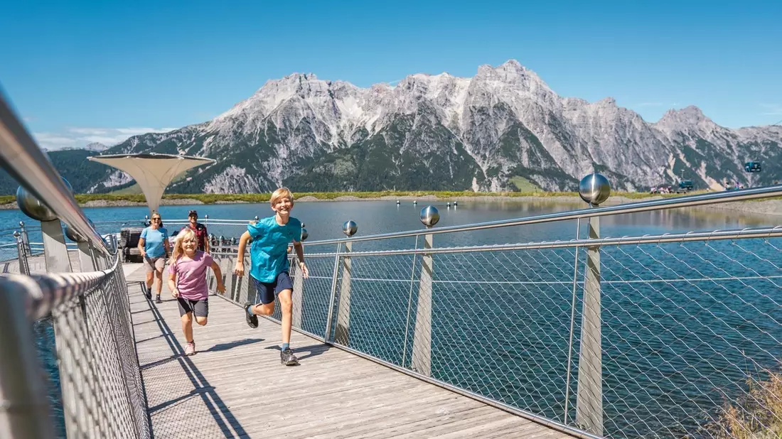 Coolcation in Saalfelden Leogang: Abkühlen am Wasserfall, beim Waldbaden und beim Sprung in den Ritzensee - Bild: presseportal.de