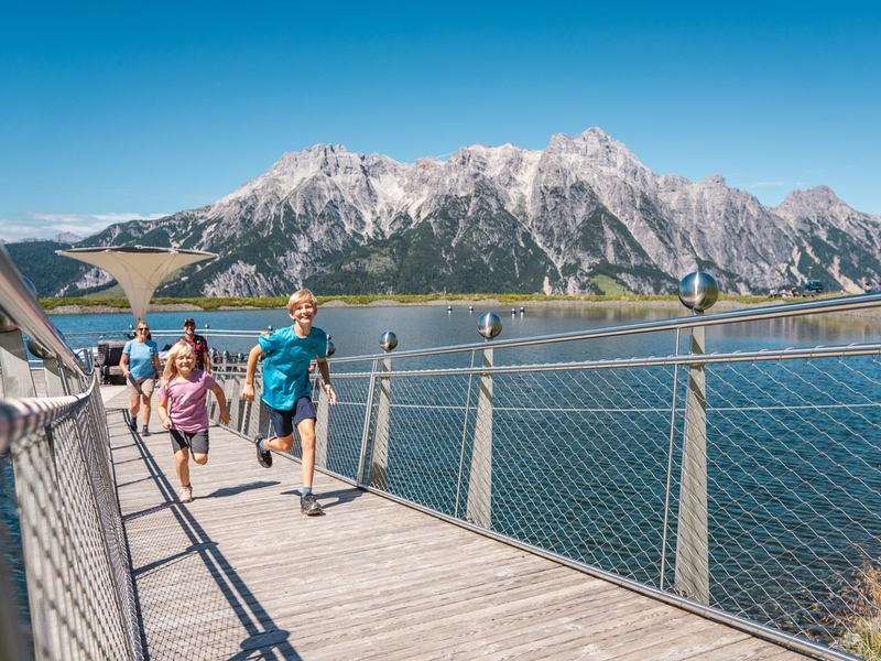 Coolcation in Saalfelden Leogang: Abkühlen am Wasserfall, beim Waldbaden und beim Sprung in den Ritzensee - Foto: presseportal.de