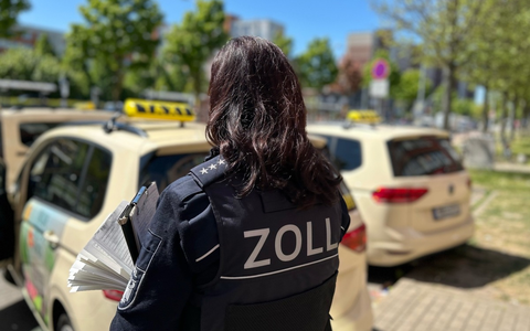 HZA-HST: Zoll kontrolliert Taxi- und Mietwagengewerbe in Mecklenburg-Vorpommern ./. Finanzkontrolle Schwarzarbeit stellt Unregelmäßigkeiten fest - Foto: presseportal.de HZA-HST: Zoll kontrolliert Taxi- und Mietwagengewerbe in Mecklenburg-Vorpommern ./. Finanzkontrolle Schwarzarbeit stellt Unregelmäßigkeiten fest - Foto: presseportal.de