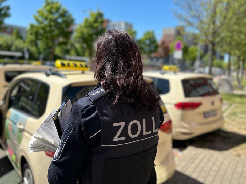 HZA-HST: Zoll kontrolliert Taxi- und Mietwagengewerbe in Mecklenburg-Vorpommern ./. Finanzkontrolle Schwarzarbeit stellt Unregelmäßigkeiten fest - Foto: presseportal.de