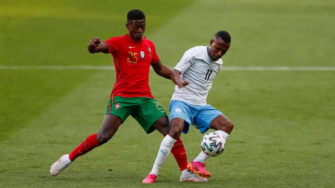 Der israelische Nationalspieler Gadi Kinda (r), hier im Zweikampf mit Portugals Nuno Mendes, ist gestorben. - Bild: Armando Franca/AP/dpa