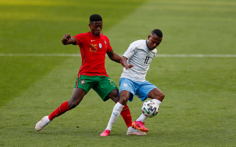 Der israelische Nationalspieler Gadi Kinda (r), hier im Zweikampf mit Portugals Nuno Mendes, ist gestorben. - Foto: Armando Franca/AP/dpa Der israelische Nationalspieler Gadi Kinda (r), hier im Zweikampf mit Portugals Nuno Mendes, ist gestorben. - Foto: Armando Franca/AP/dpa