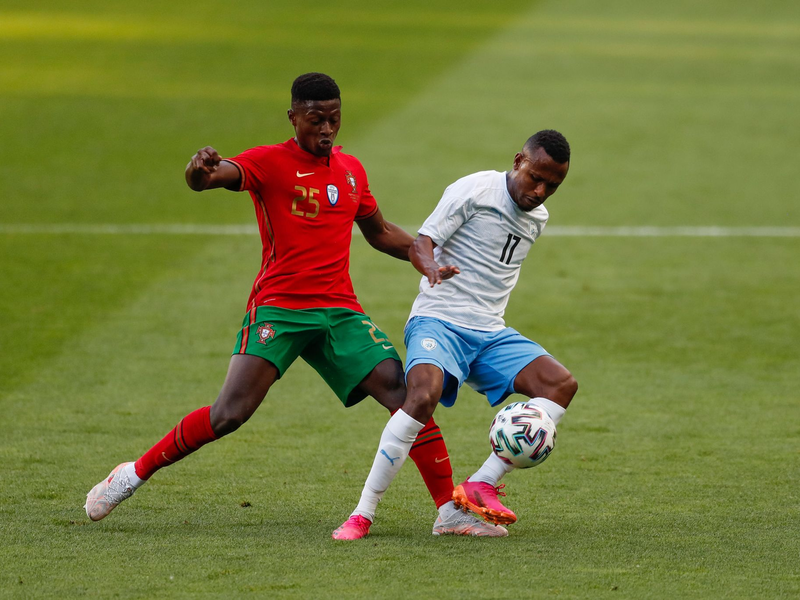 Der israelische Nationalspieler Gadi Kinda (r), hier im Zweikampf mit Portugals Nuno Mendes, ist gestorben. - Foto: Armando Franca/AP/dpa