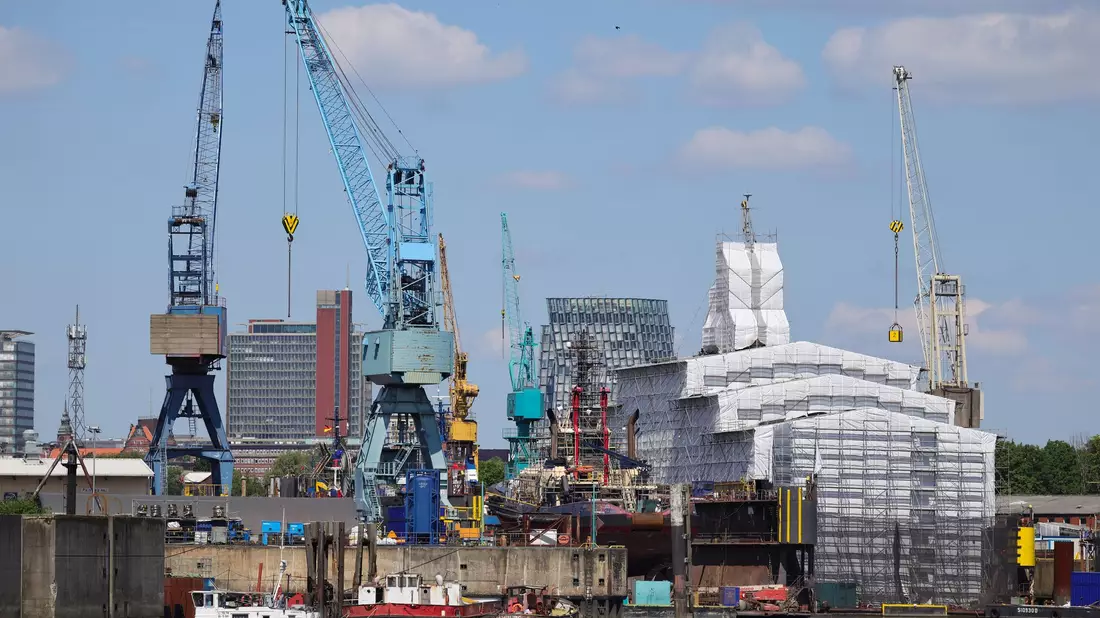 «Das Reparaturgeschäft läuft gut, der Marineschiffbau läuft gut», sagt der Präsident des Verbands für Schiffbau und Meerestechnik VSM, Harald Fassmer. - Bild: Christian Charisius/dpa