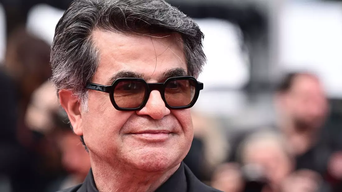 Jafar Panahi bei seiner Ankunft auf dem roten Teppich.  - Bild: Miguel Medina/AFP/dpa