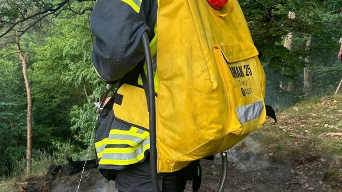 FW Bad Honnef: Vegetationsbrand in abgelegener Hanglage - 70 Kräfte im Einsatz - Foto: presseportal.de
