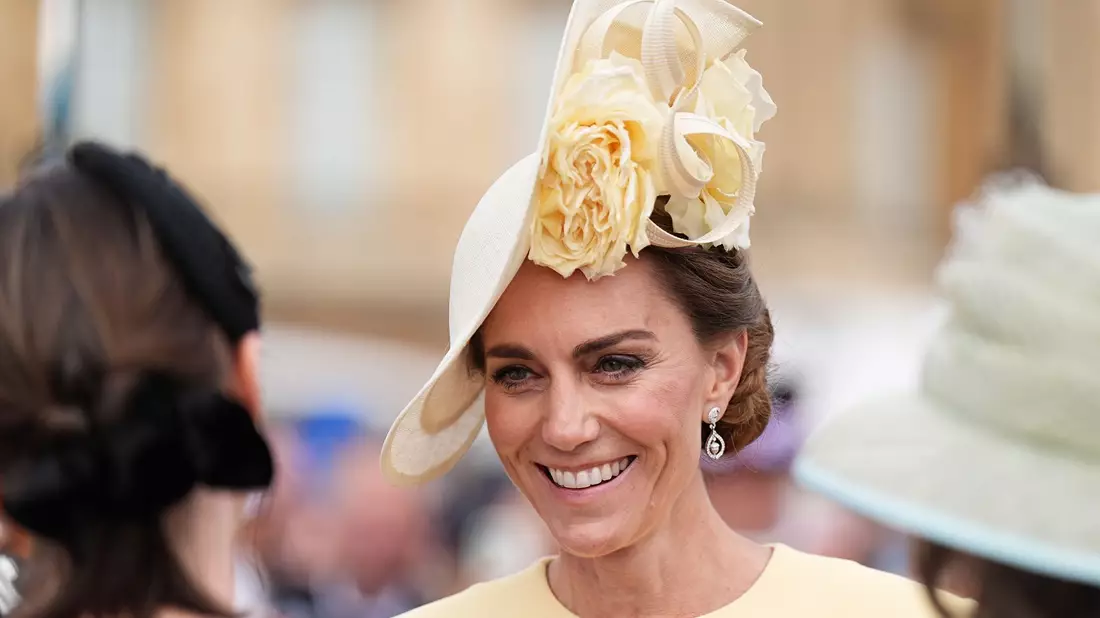 Bei der Gartenparty trug Kate ein pastellgelbes Kleid mit passendem Kopfschmuck, einem sogenannten Fascinator. - Bild: Aaron Chown/PA Wire/dpa