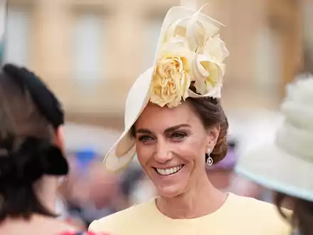 Bei der Gartenparty trug Kate ein pastellgelbes Kleid mit passendem Kopfschmuck, einem sogenannten Fascinator. - Foto: Aaron Chown/PA Wire/dpa
