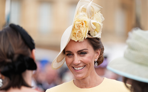Bei der Gartenparty trug Kate ein pastellgelbes Kleid mit passendem Kopfschmuck, einem sogenannten Fascinator. - Foto: Aaron Chown/PA Wire/dpa Bei der Gartenparty trug Kate ein pastellgelbes Kleid mit passendem Kopfschmuck, einem sogenannten Fascinator. - Foto: Aaron Chown/PA Wire/dpa
