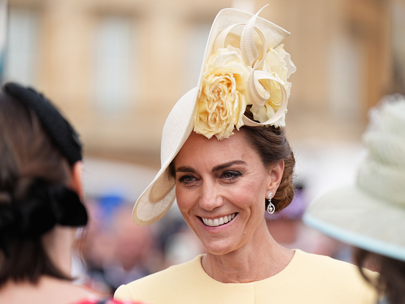Bei der Gartenparty trug Kate ein pastellgelbes Kleid mit passendem Kopfschmuck, einem sogenannten Fascinator. - Foto: Aaron Chown/PA Wire/dpa