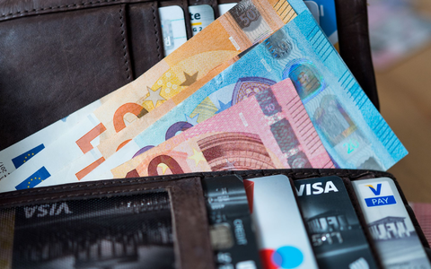 Ein Geldbeutel mit Scheinen und Karten. - Foto: Monika Skolimowska/zb/dpa