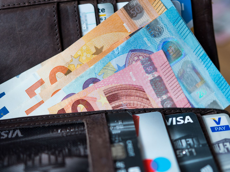 Ein Geldbeutel mit Scheinen und Karten. - Foto: Monika Skolimowska/zb/dpa