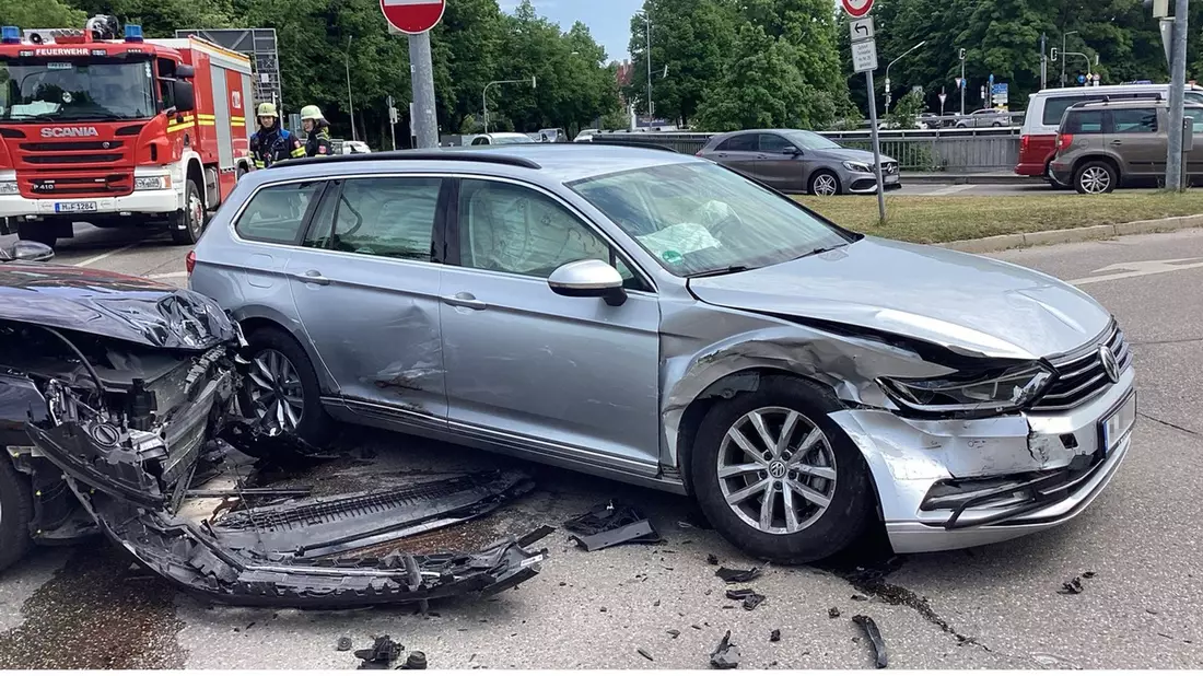 FW-M: Verkehrsunfall mit zwei Verletzten (Fürstenried) - Bild: presseportal.de