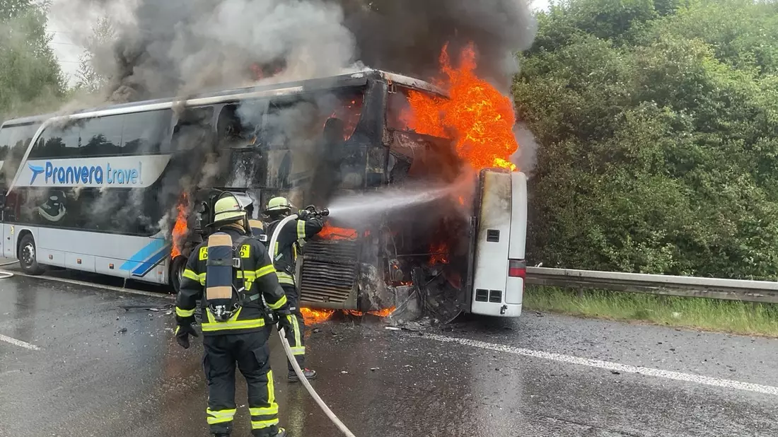 FW-DO: Brennender Reisebus auf B 236 - Bild: presseportal.de