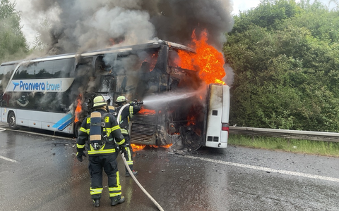 FW-DO: Brennender Reisebus auf B 236 - Foto: presseportal.de