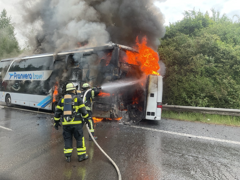 FW-DO: Brennender Reisebus auf B 236 - Foto: presseportal.de