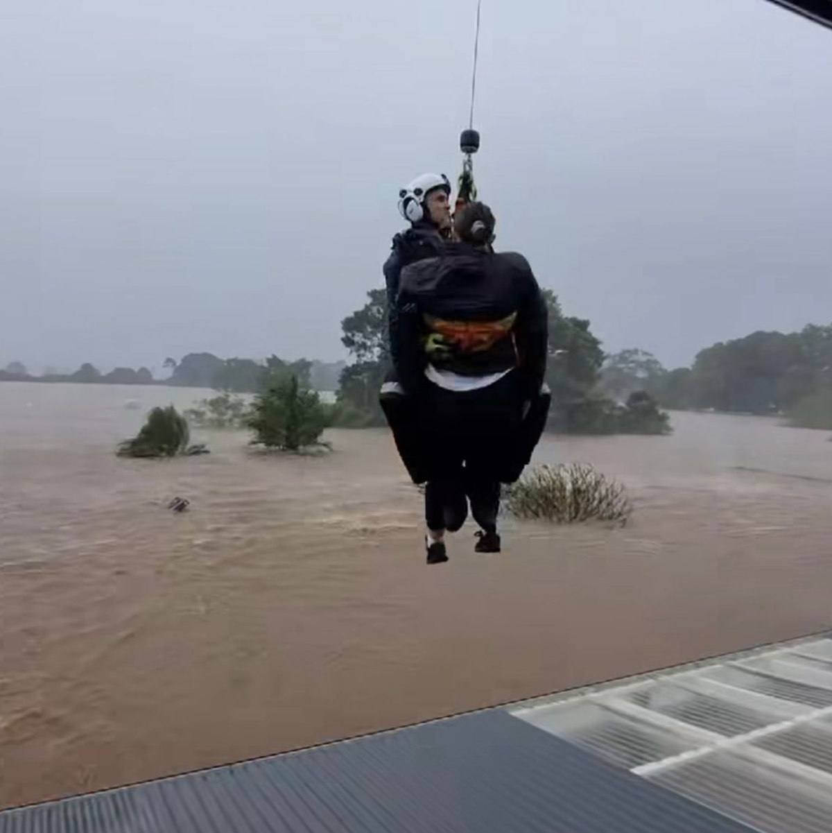 Viele Menschen mussten mit Hubschraubern gerettet werden.  - Foto: Sam Halloran via AAP/dpa