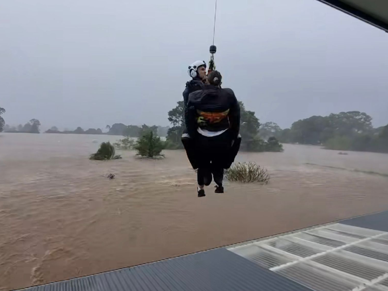 Viele Menschen mussten mit Hubschraubern gerettet werden.  - Foto: Sam Halloran via AAP/dpa