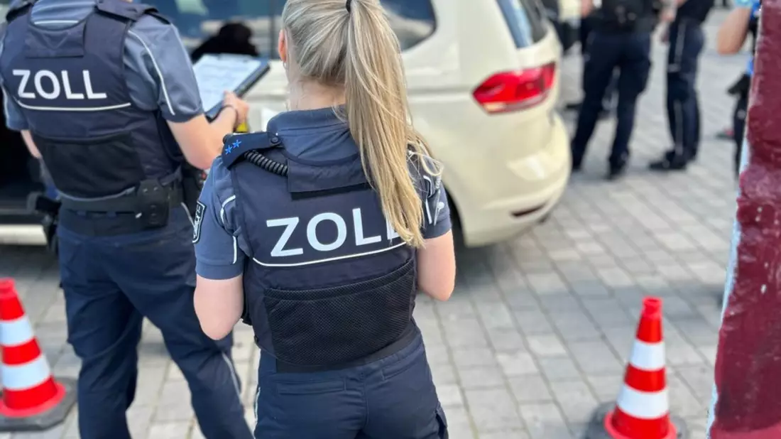 HZA-GI: Hauptzollamt Gießen nimmt Taxi- und Mietwagengewerbe unter die Lupe - mehrere Verstöße festgestellt - Bild: presseportal.de