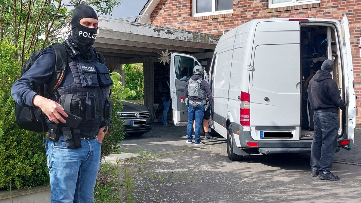 BPOLD-BBS: Schleusungskriminalität - Bundespolizei durchsucht zahlreiche Objekte in neun Bundesländern und vollstreckt drei Haftbefehle - Foto: presseportal.de