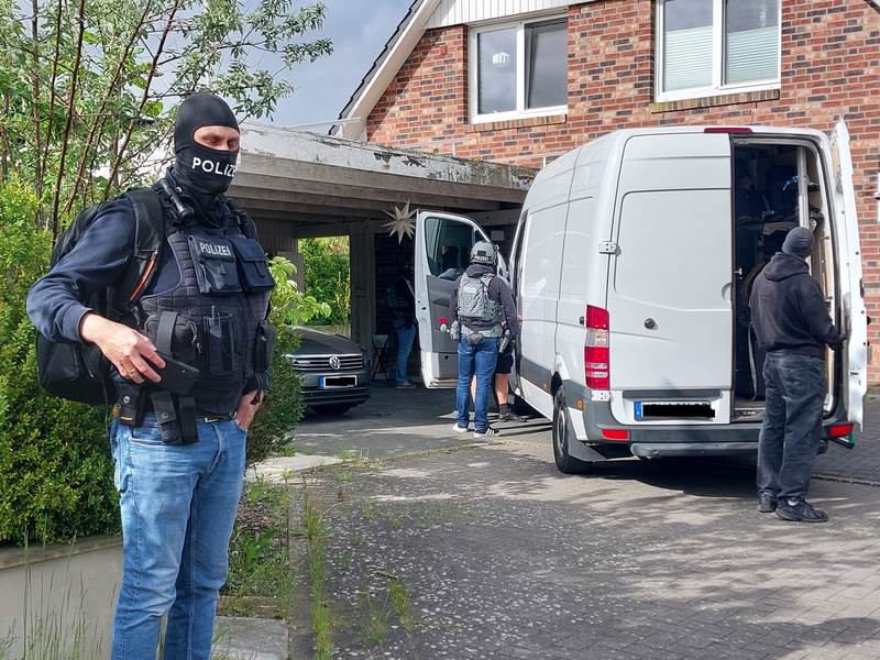 BPOLD-BBS: Schleusungskriminalität - Bundespolizei durchsucht zahlreiche Objekte in neun Bundesländern und vollstreckt drei Haftbefehle - Foto: presseportal.de