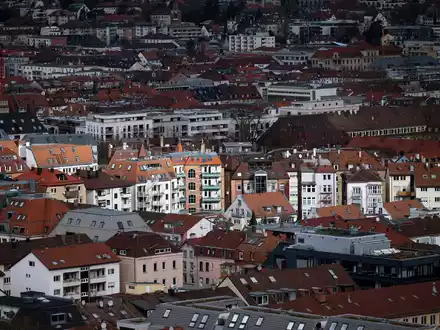 In Metropolen wie Stuttgart sind Wohnungen knapp und teuer. - Foto: Marijan Murat/dpa