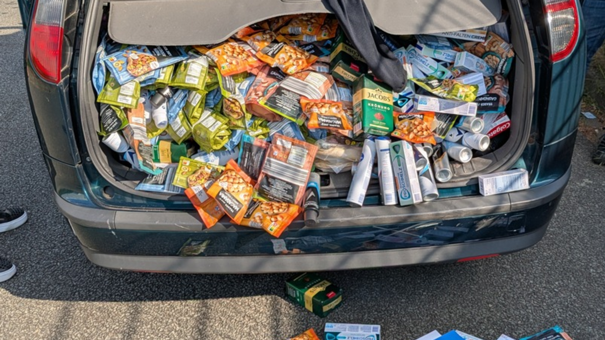 POL-OS: Osnabrück/Hellern: Polizei stoppt mutmaßliche Ladendiebe - Kofferraum voller Markenware (Foto) - Foto: presseportal.de