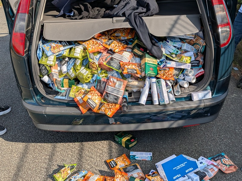 POL-OS: Osnabrück/Hellern: Polizei stoppt mutmaßliche Ladendiebe - Kofferraum voller Markenware (Foto) - Foto: presseportal.de