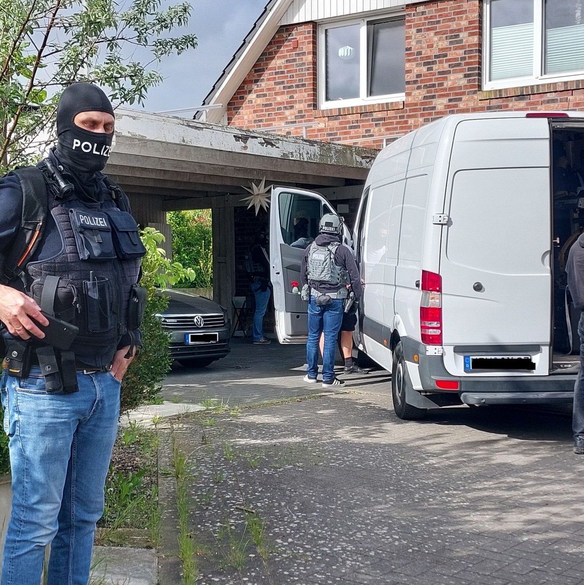 Die Behörden gehen gegen eine Gruppe vor, die Chinesen zur Einreise nach Deutschland verholfen haben soll. - Foto: --/Bundespolizei/dpa