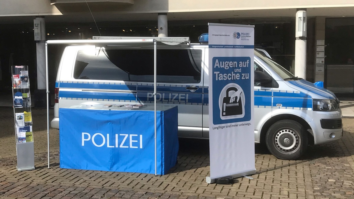 POL-RBK: Rösrath - Infostand der Kriminalprävention auf dem Wochenmarkt - Foto: presseportal.de
