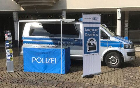 POL-RBK: Rösrath - Infostand der Kriminalprävention auf dem Wochenmarkt - Foto: presseportal.de