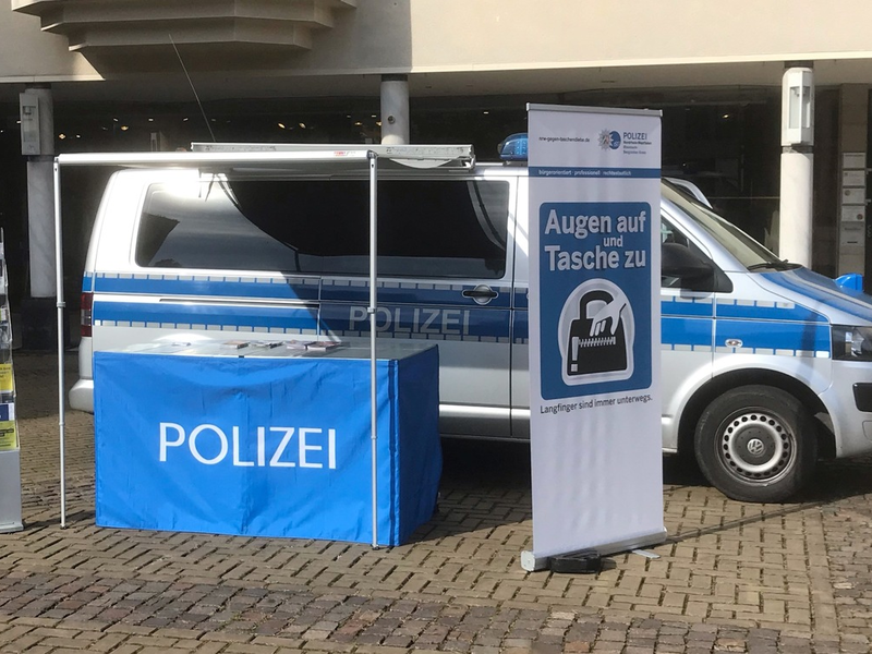 POL-RBK: Rösrath - Infostand der Kriminalprävention auf dem Wochenmarkt - Foto: presseportal.de
