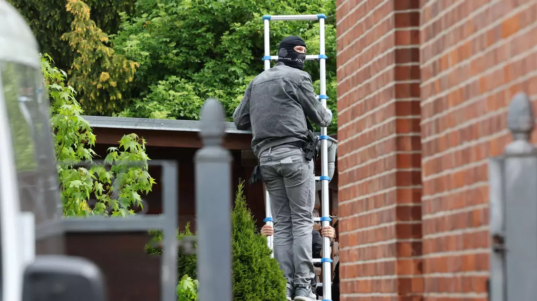 Die Festgenommenen stehen im Verdacht, Mitglieder beziehungsweise Unterstützer einer rechtsextremistischen terroristischen Vereinigung zu sein. Der jüngste von ihnen ist 14 Jahre alt. - Bild: Bernd Wüstneck/dpa