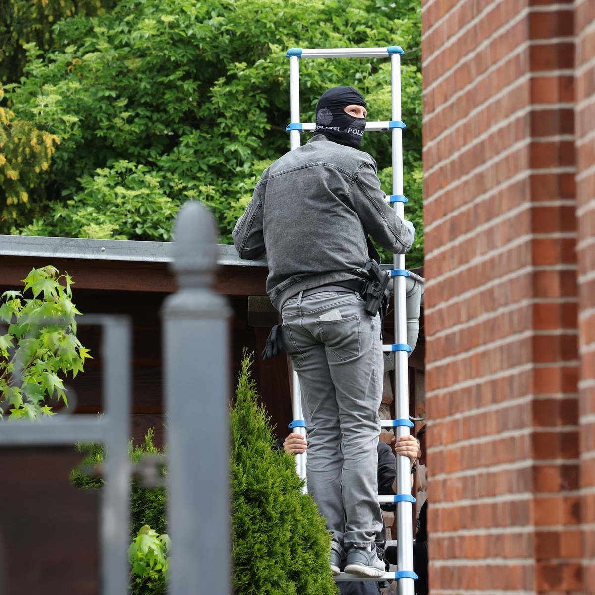 Die Festgenommenen stehen im Verdacht, Mitglieder beziehungsweise Unterstützer einer rechtsextremistischen terroristischen Vereinigung zu sein. Der jüngste von ihnen ist 14 Jahre alt. - Foto: Bernd Wüstneck/dpa