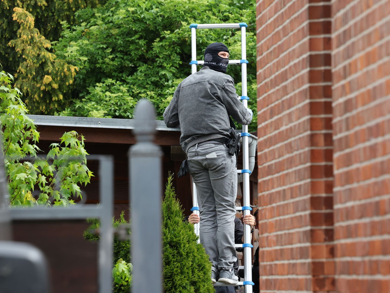 Die Festgenommenen stehen im Verdacht, Mitglieder beziehungsweise Unterstützer einer rechtsextremistischen terroristischen Vereinigung zu sein. Der jüngste von ihnen ist 14 Jahre alt. - Foto: Bernd Wüstneck/dpa