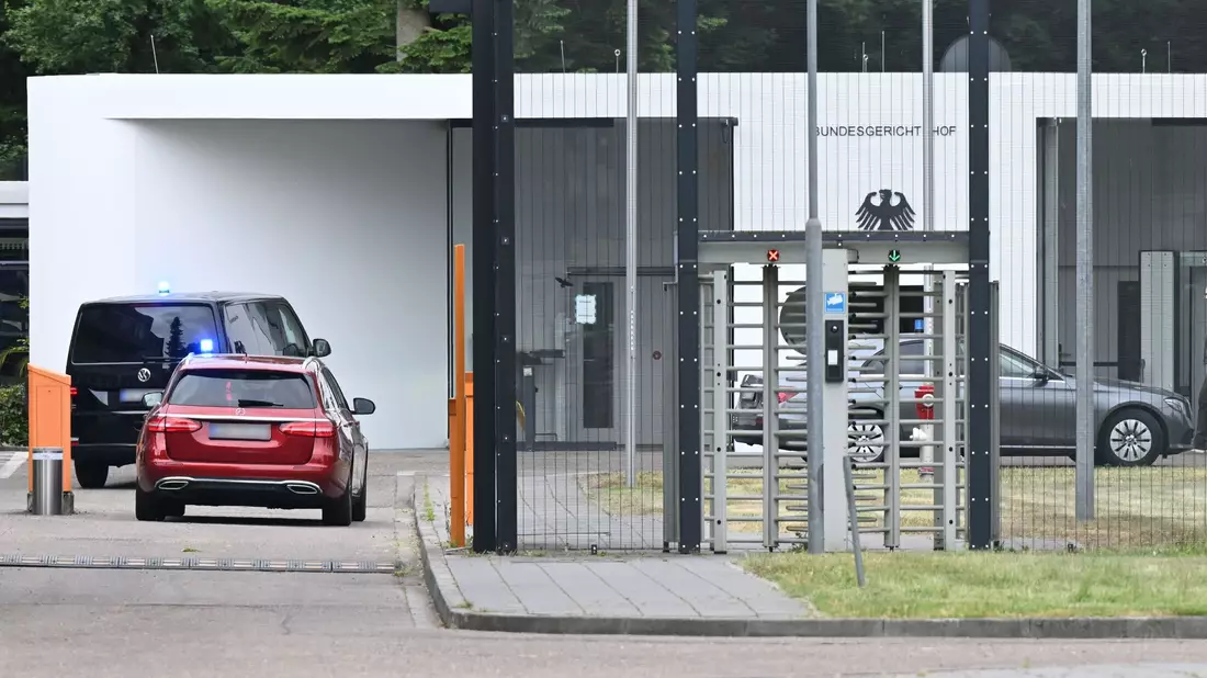 Die Beschuldigten sollen am Mittwoch in Karlsruhe vorgeführt werden. - Bild: Uli Deck/dpa