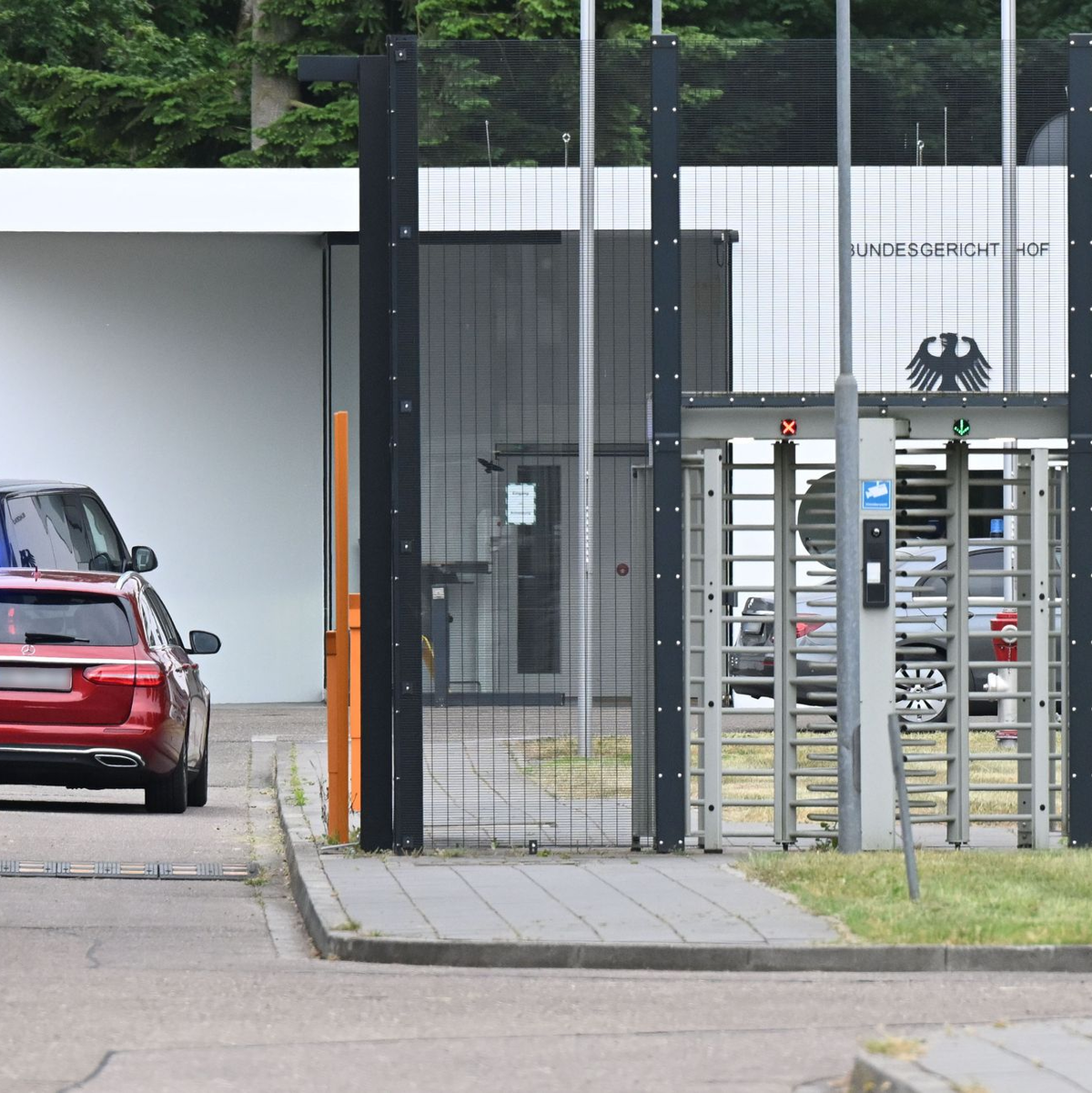 Die Beschuldigten sollen am Mittwoch in Karlsruhe vorgeführt werden. - Foto: Uli Deck/dpa