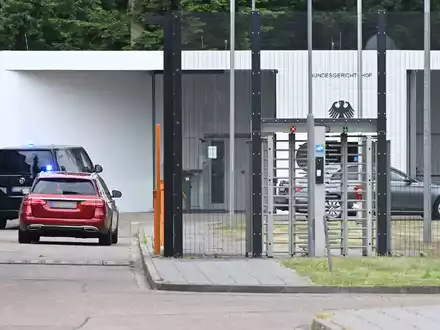 Die Bundesanwaltschaft ließ die Jugendlichen festnehmen und nach Karlsruhe bringen. - Foto: Uli Deck/dpa