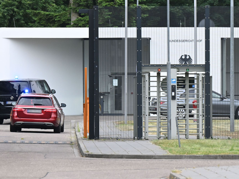 Die Bundesanwaltschaft ließ die Jugendlichen festnehmen und nach Karlsruhe bringen. - Foto: Uli Deck/dpa