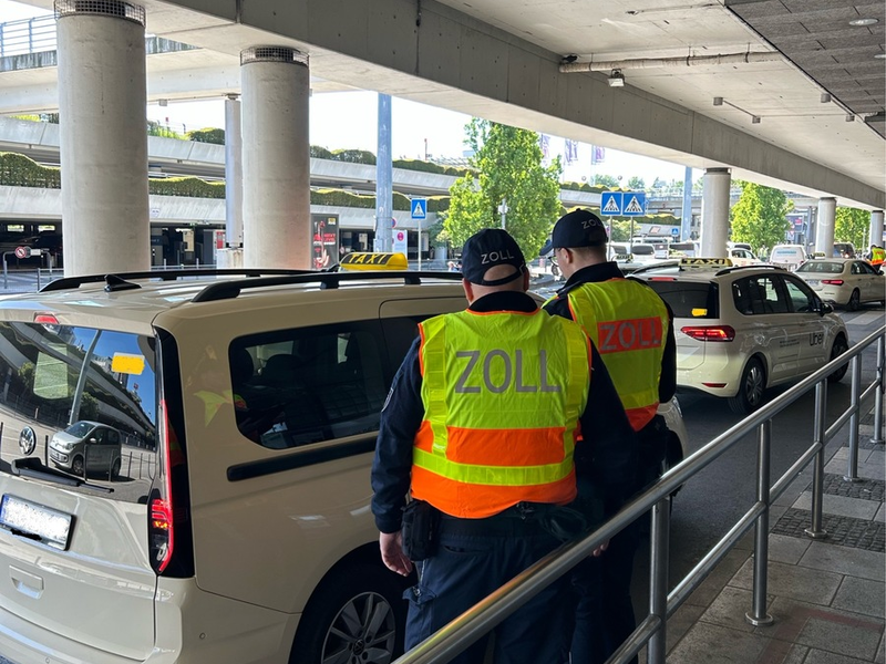 GZD: Zoll prüft Taxi- und Mietwagengewerbe/ Bundesweite Maßnahmen der Finanzkontrolle Schwarzarbeit - Foto: presseportal.de