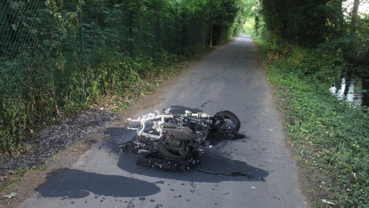 POL-DN: Gestohlener Roller ausgebrannt auf Feldweg aufgefunden - Foto: presseportal.de