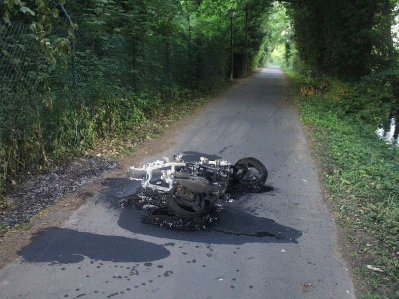 POL-DN: Gestohlener Roller ausgebrannt auf Feldweg aufgefunden - Foto: presseportal.de