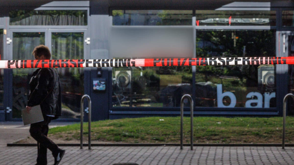 In der Nacht hatten vor eine Bar viele Menschen gefeiert – darunter auch Fußballfans, die den Aufstieg ihrer Mannschaft Arminia Bielefeld in die Zweite Bundesliga bejubelten.  - Foto: Friso Gentsch/dpa